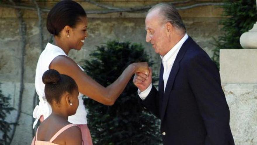 Michelle Obama recibe el saludo del Rey Juan Carlos en Mallorca, ante la mirada de Sasha.