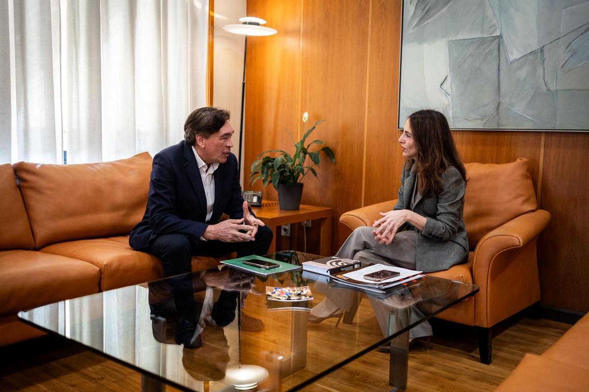 Tomás Guitarte, portavoz de Teruel Existe, reunido con la presidenta de las Cortes de Aragón, María Navarro, esta mañana en las Cortes.