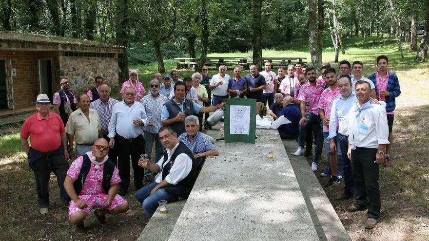 Hombres participantes en la Festa do &quot;Porquiño&quot; en la robleda de A Freixeira. // Bernabé/ Cris M.V.