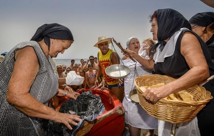 20/08/2017 MELENARA, TELDE.  Varada del Pescado en Melenara. Un grupo de señoras ataviadas de pescadoras representaron la venta tradicional del pescado por la playa de Melenara. FOTO: J. PÉREZ CURBELO