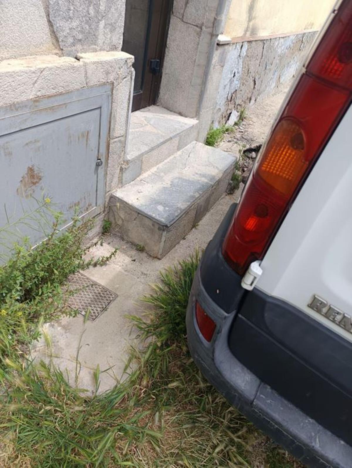 Vehicle enganxat a les escalers d'accés a un domicili