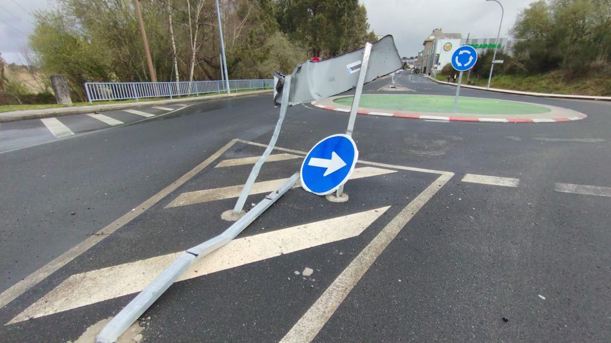 El vehículo atravesó de frente la rotonda.