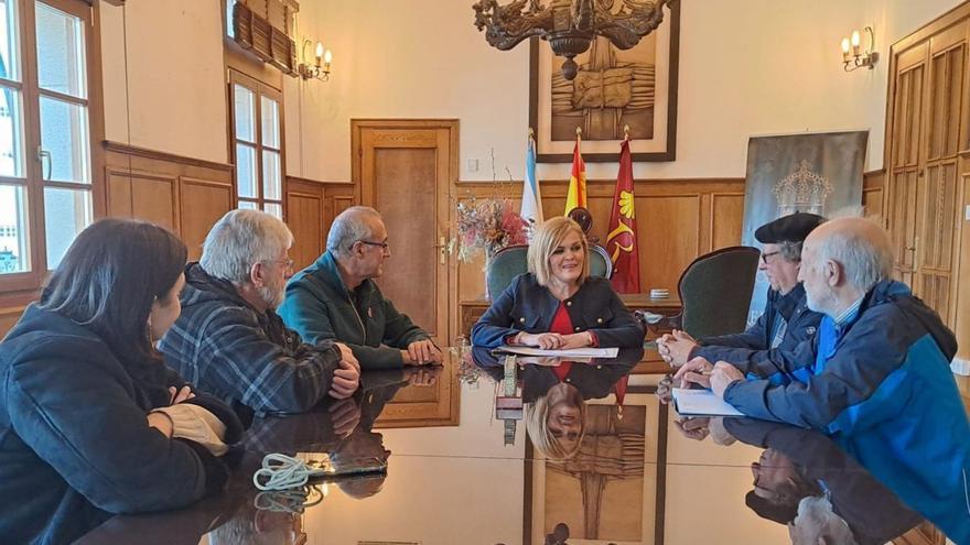 Digna Rivas durante la reunión con los historiadores, ayer, en el Concello de Redondela.