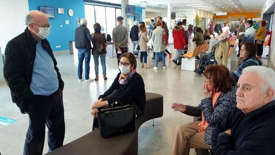 Sala de espera del hospital Álvaro Cunqueiro, tras desatarse la expansión del Covid-19. // Marta G. Brea