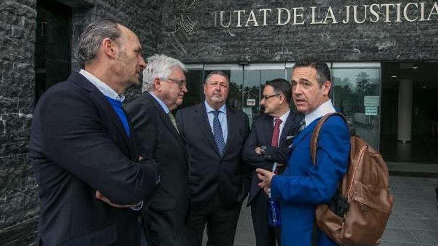 Diego García, presidente del Elche, en la puerta de la Ciudad de la Justicia, junto a Sánchez, Pascual, Oliver y Segarra.