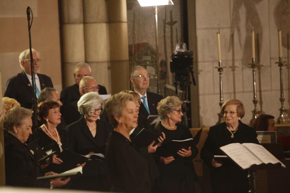 Misa del Día de Todos los Santos oficiada por el arzobispo de Oviedo