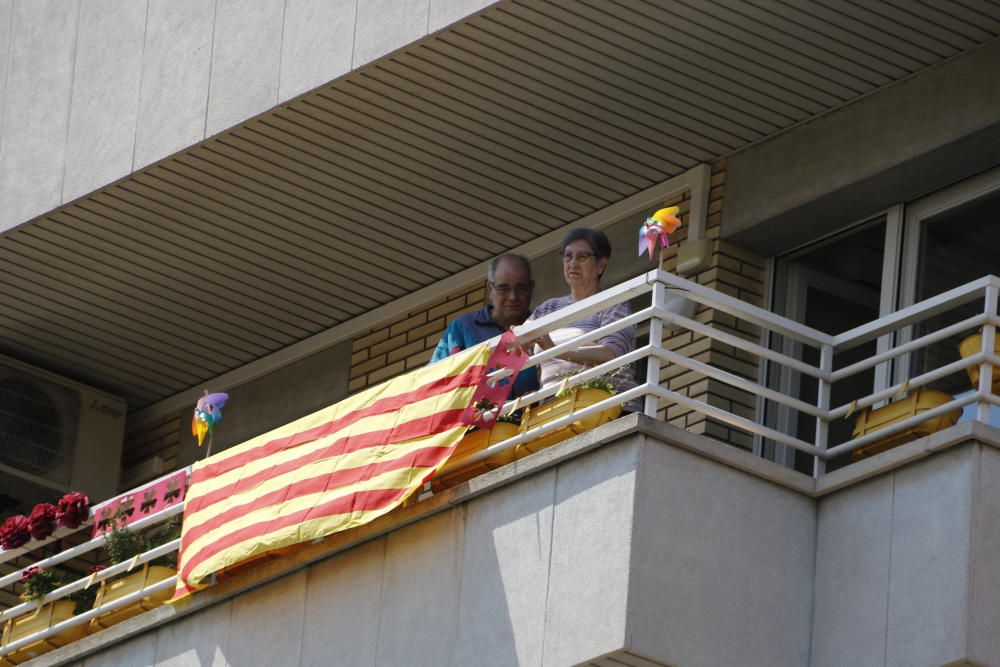 Veïns decorant el balcó al carrer de la Font del Gat de Manresa