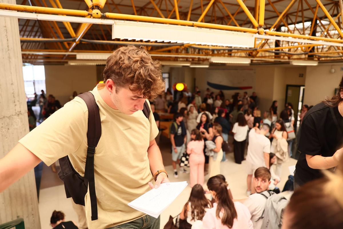Oposición de Educación Infantil en el Campus del Cristo. Es la más numerosa. La primera prueba es a las 8.30h, la segunda a las 12.30h, así que a las 12 habrá gente para la foto