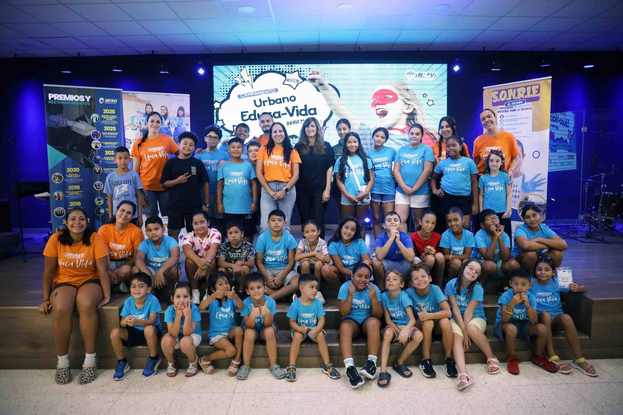 Alumnado y personal del campamento posan el pasado martes junto a Liliana Ibáñez y Ana Cabrera, de Fundación Unicaja