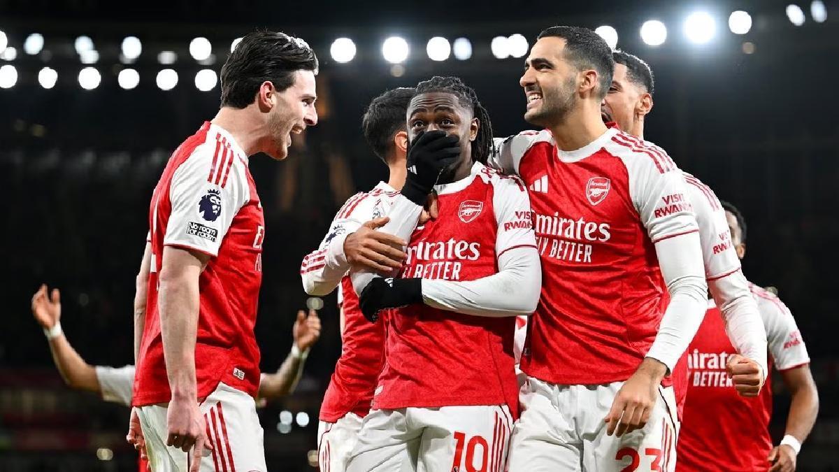 El Arsenal permanece como líder de la tabla a seis puntos del segundo lugar, el propio Chelsea