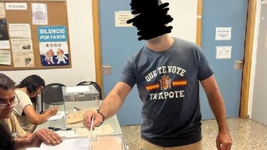 Un hombre vota con la camiseta de &#039;Que te vote Txapote&#039; en Massamagrell