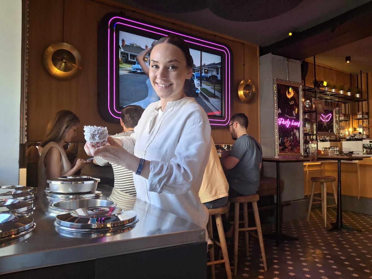 La encargada con una tarrina de helado italiano en Costello, en la plaza de España.