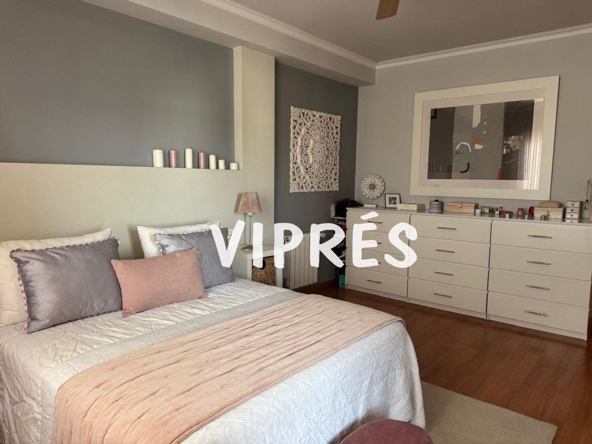 Dormitorio de casa unifamiliar con piscina en Vistahermosa