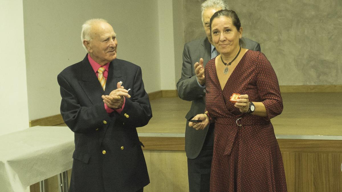 Jimena Vázquez mostrando la medalla entrega por los directivos de San Crispín.