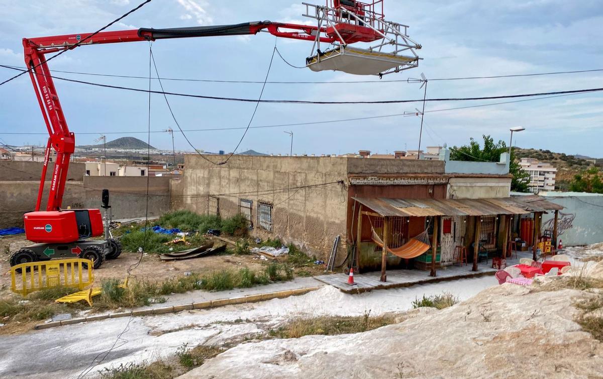 Una de las grúas junto al bar que se ha montado exclusivamente para el rodaje. | IVÁN URQUIZAR