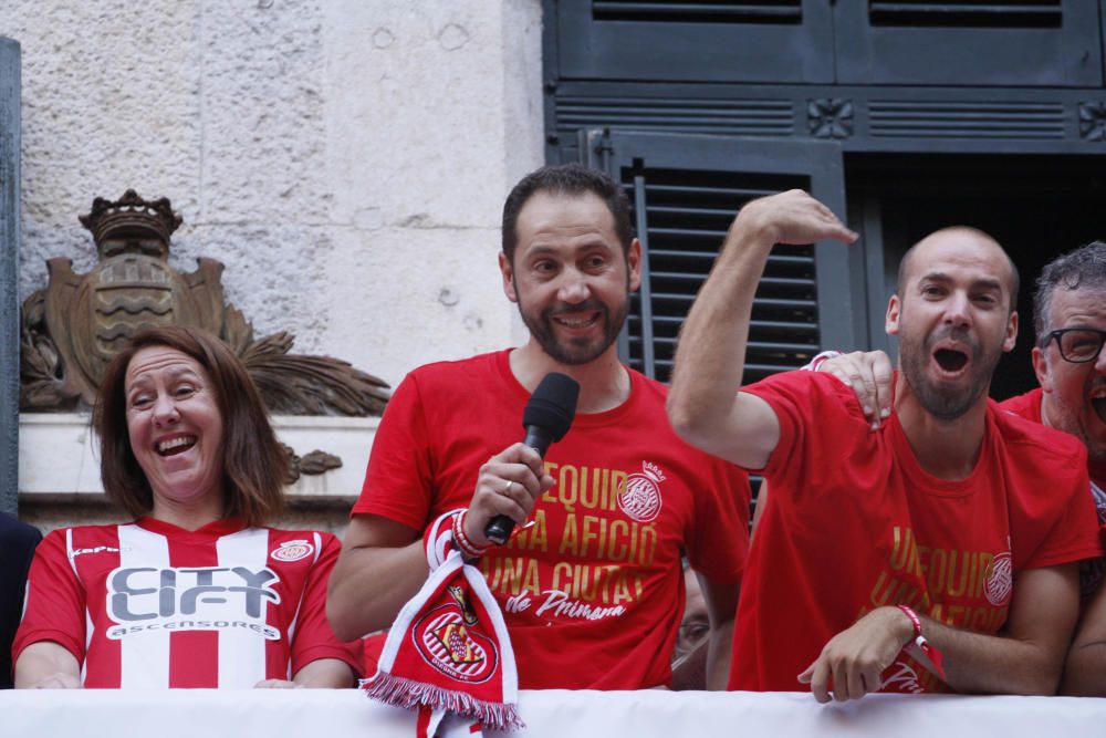 Parlaments dels jugadors del Girona al balcó de l'ajuntament