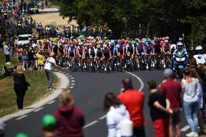 Los espectadores observan al peloton durante la cuarta etapa de la 106ª edición de la carrera ciclista Tour de France entre Reims y Nancy, este de Francia.