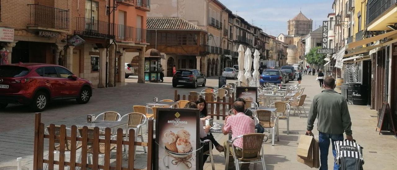 Terrazas de negocios hosteleros instaladas en la céntrica Puerta del Mercado de Toro | M. J. C.