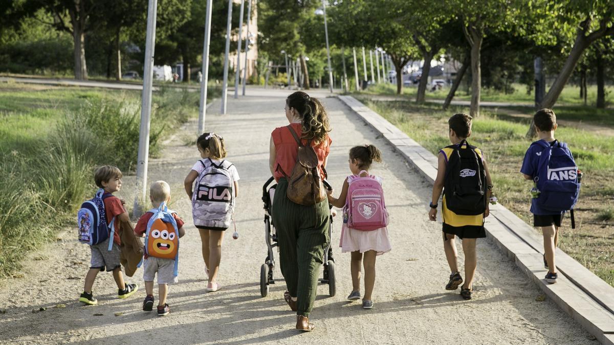 Miembros de una familia numerosa, de paseo por un parque.