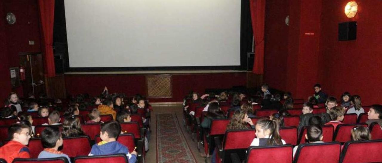 Interior de una sala de los Cines Avenida, en Caldas. // Noé Parga