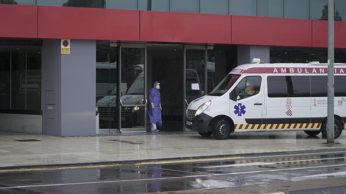 Una ambulancia llega al Hospital de la Plana de Vila-real.