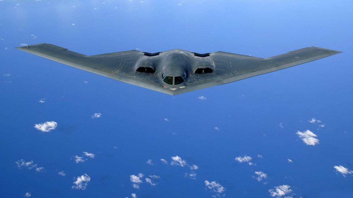 Un bombardero B-2 de las Fuerzas Aéreas de EEUU sobre el oceáno Pacífico.