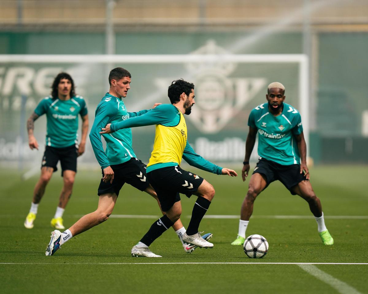 Isco Alarcón, Altimira, Bakambu y Bellerín en el entrenamiento del Betis de este jueves