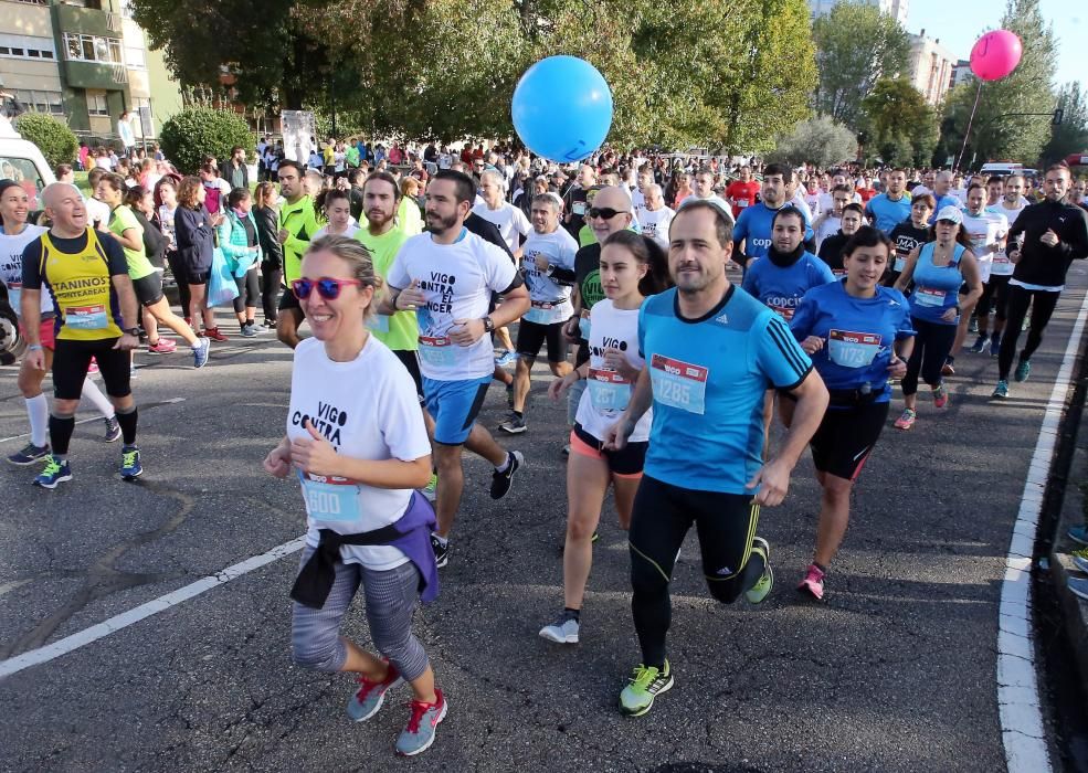 Más de 3.500 personas participan esta mañana la Carrera Vigo Contra el Cáncer.