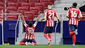 Los jugadores del Atlético celebran el primer gol ante el Huesca.