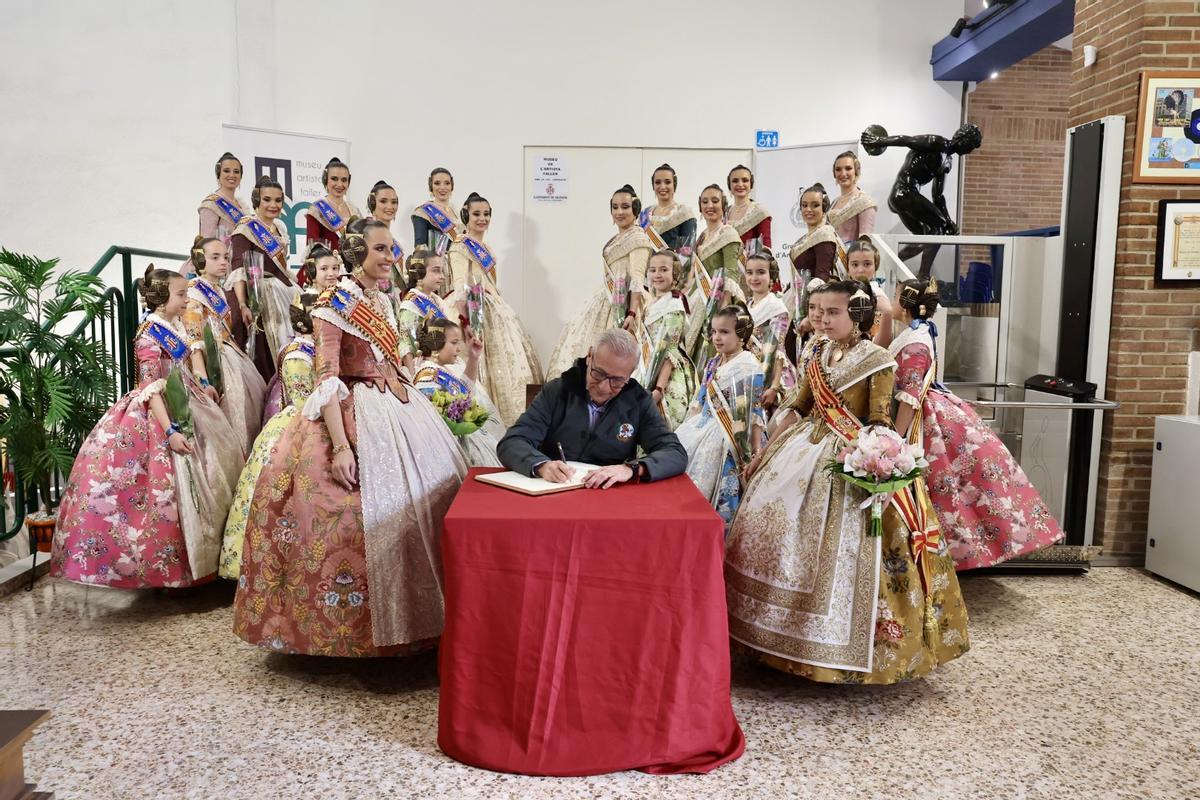 Santiago Ballester firma en el libro del Museo Fallero.