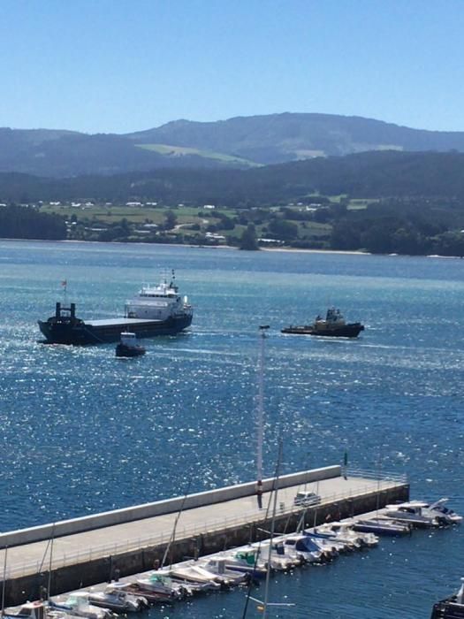 Barco encallado en la ría del Eo