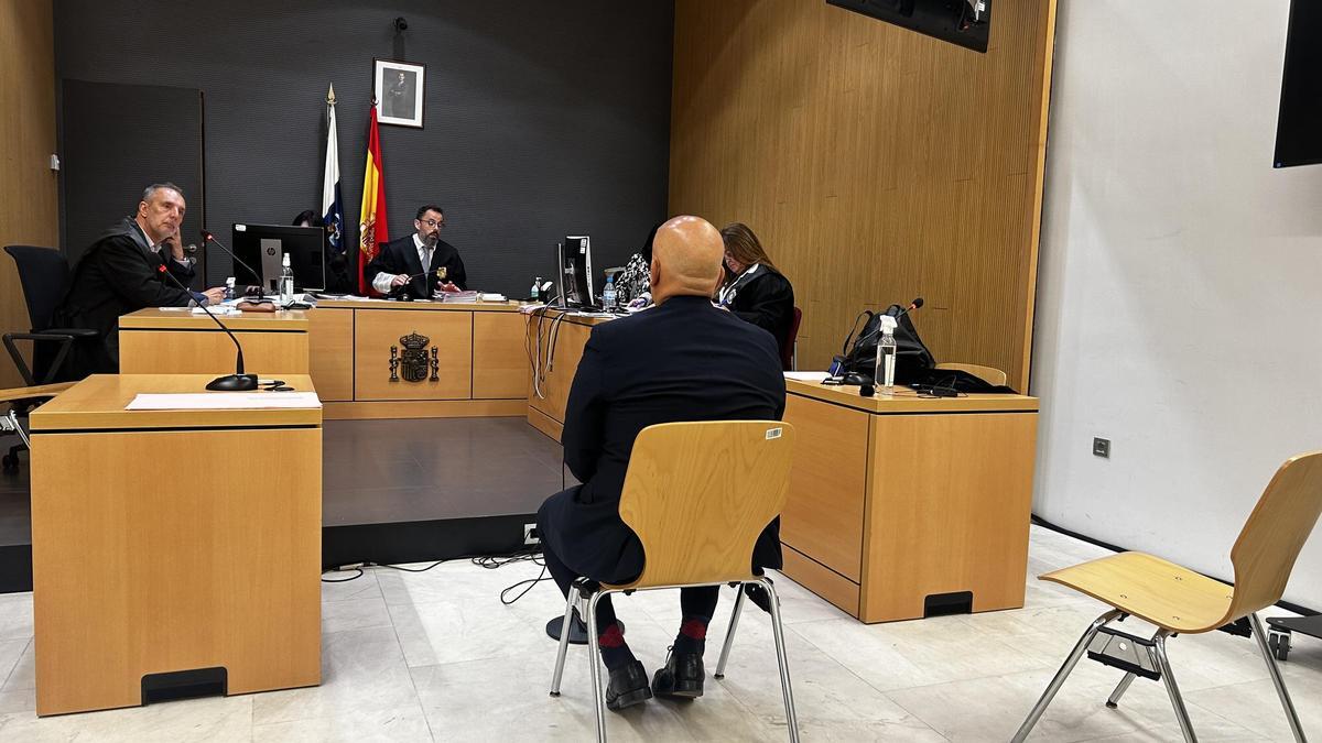 El acusado Pablo Quintero, de espaldas, en la segunda sesión del juicio celebrada ayer.