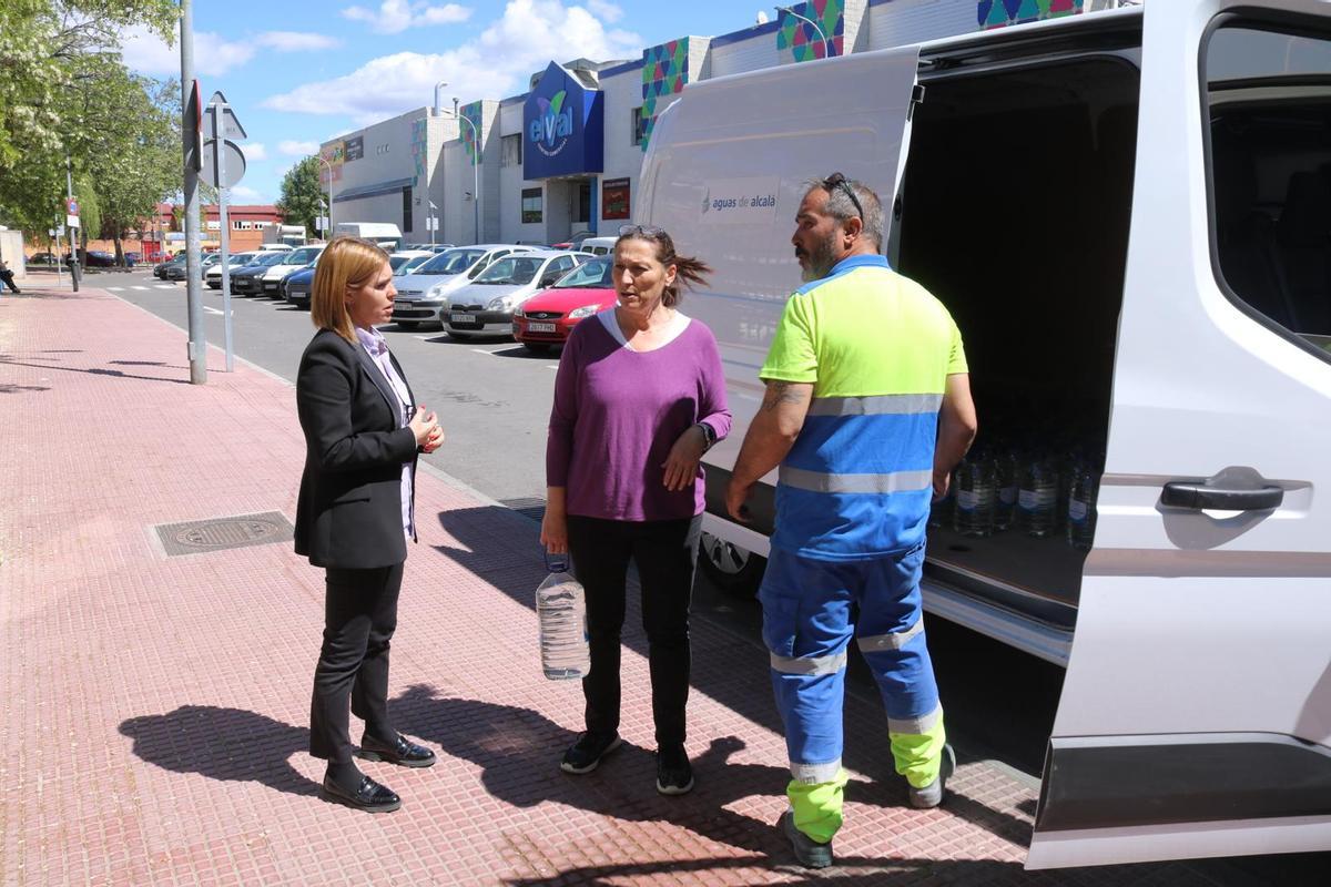 Reparto de agua embotellada en Alcalá de Henares por la avería, en fotos
