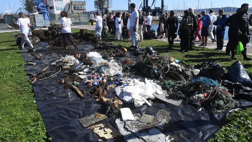 La limpieza de fondos marinos deja cerca de 50 kilos de basura por minuto en San Antón