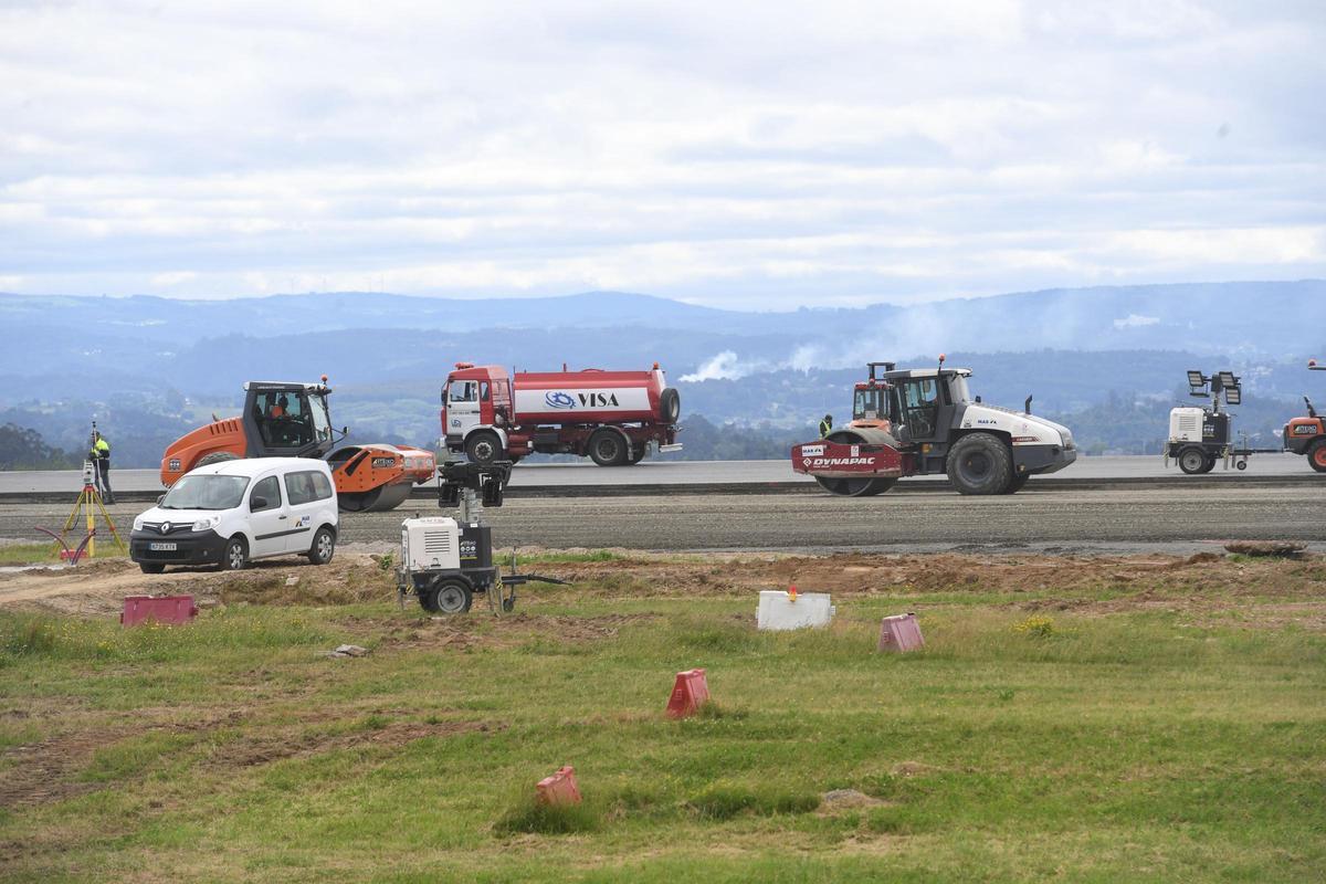 Trabajos de regeneración de la pista del aeropuerto de A Coruña ejecutados el año pasado.