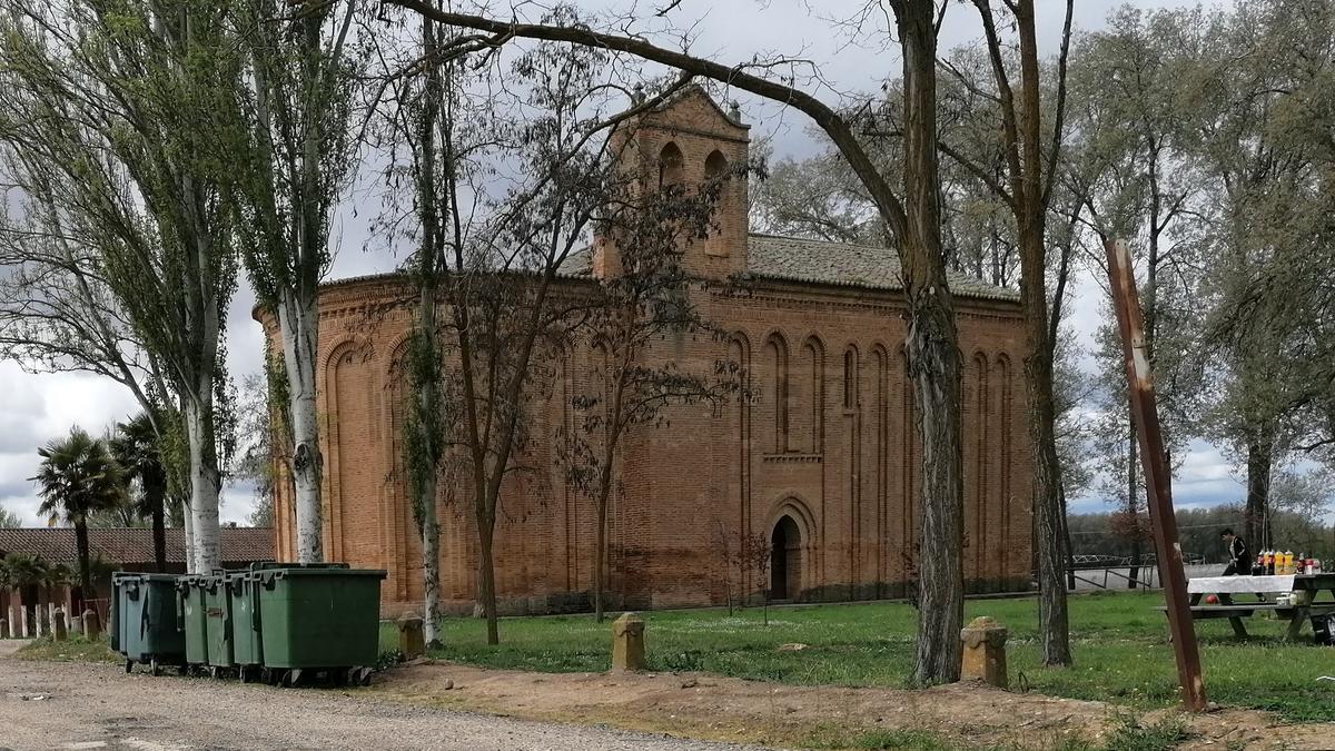 Pradera del Cristo de las Batallas y la ermita que custodia la imagen del patrón de Toro