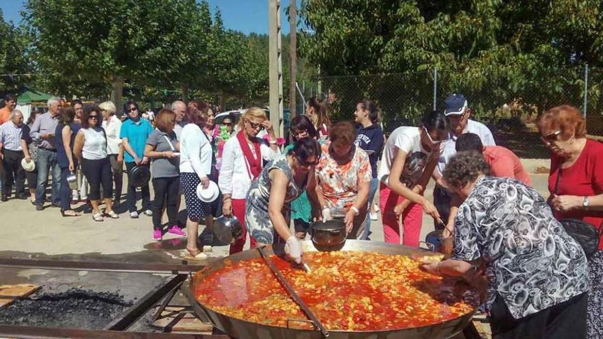 Morales despide las fiestas de la Vera Cruz con una comida vecinal