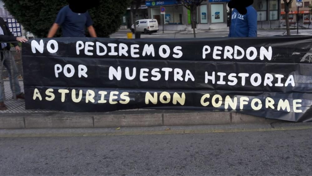 Banderas y mensajes patrióticos en Oviedo