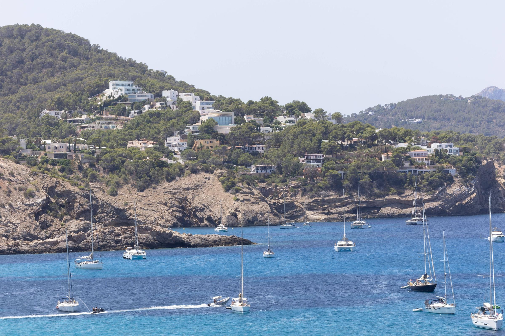 Aquí están todas las fotos de la instalación de bombas para evitar manchas de microalgas en Cala Tarida