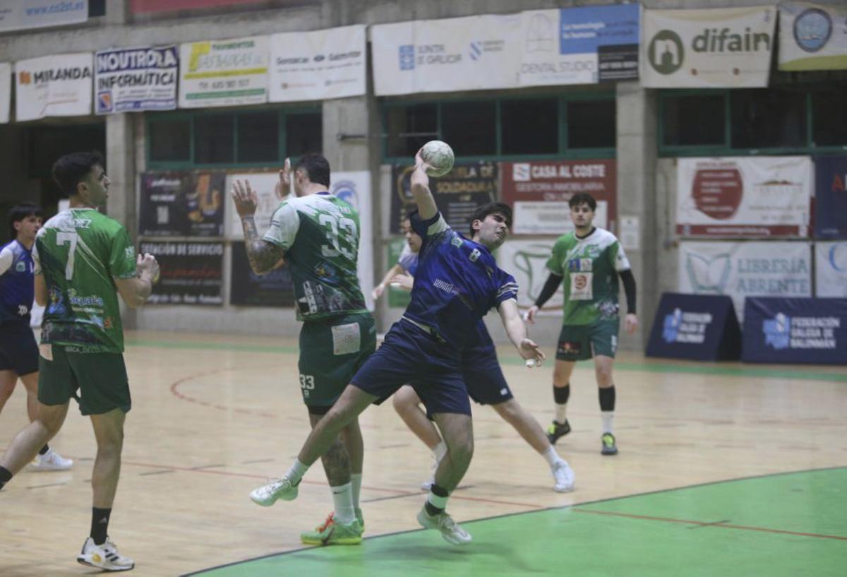 Roque intenta un lanzamiento en el duelo ante el Ingenio.