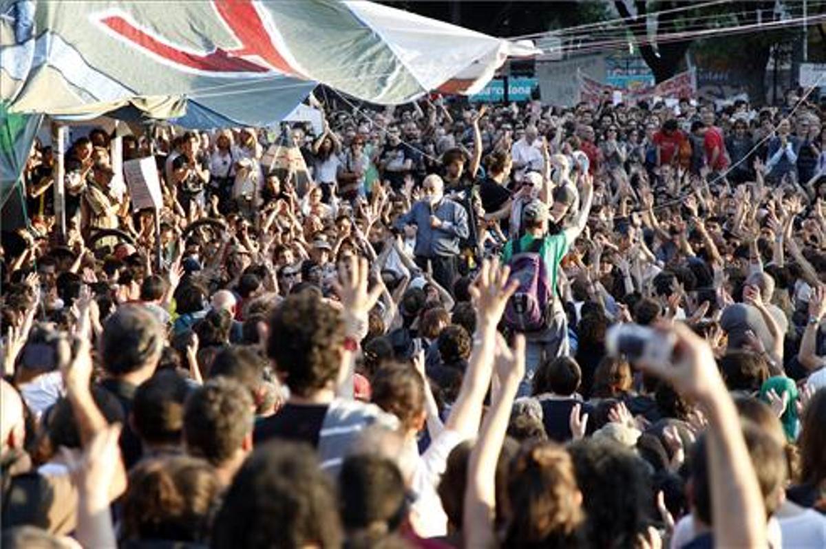 Oliveres habla a los indignados de plaza Catalunya, en 2011.