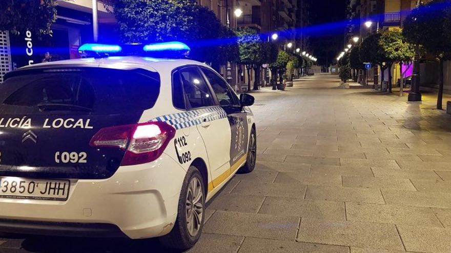 Un coche policial en una calle de Molina.