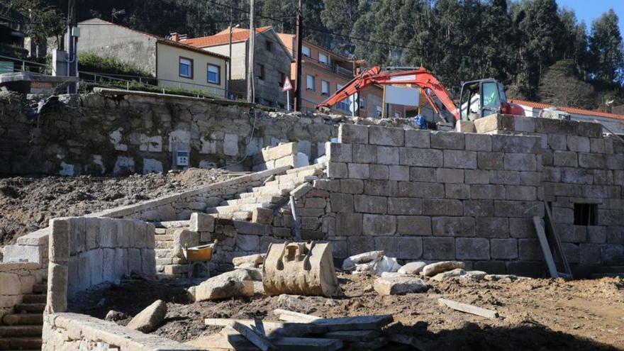 Obras en la nueva escalinata del jardín del antiguo cementerio.   | // S. Á.