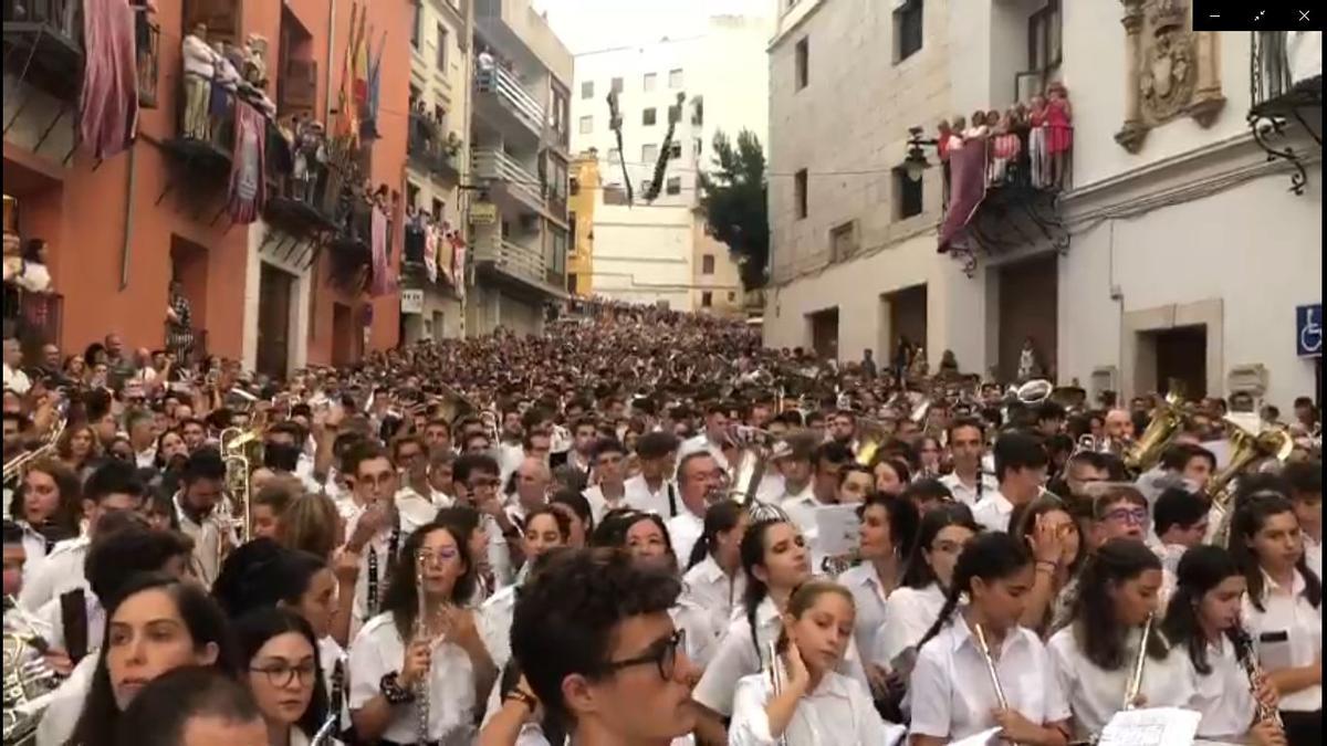 Así tocaron mil músicos la marcha mora 'Chimo' en Ontinyent