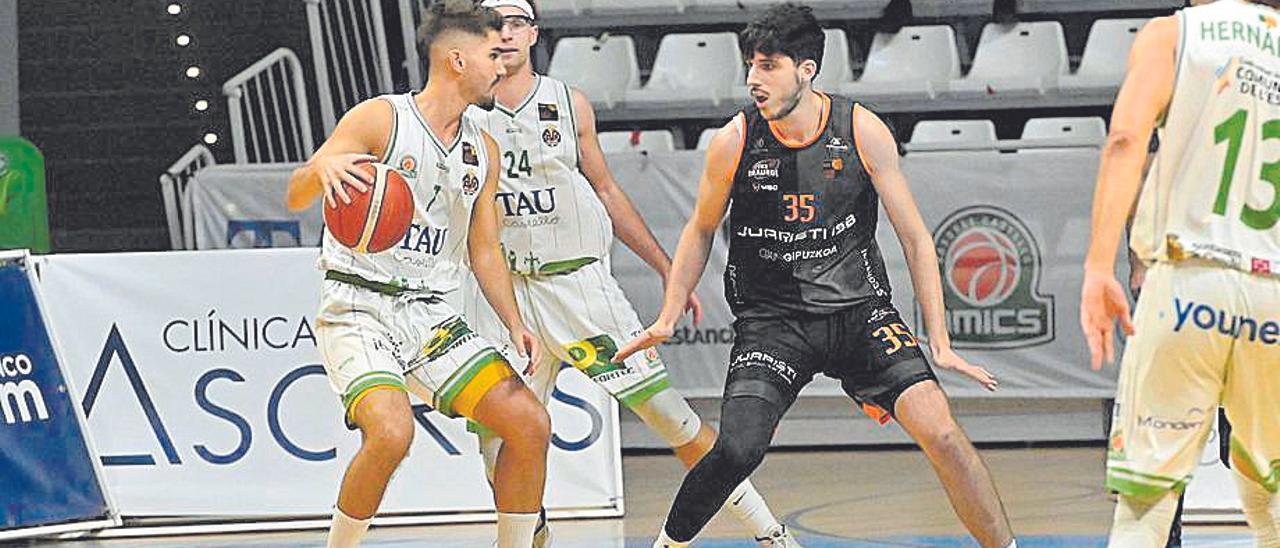 Óscar Alvarado controla el balón en un encuentro en el Ciutat de Castelló.