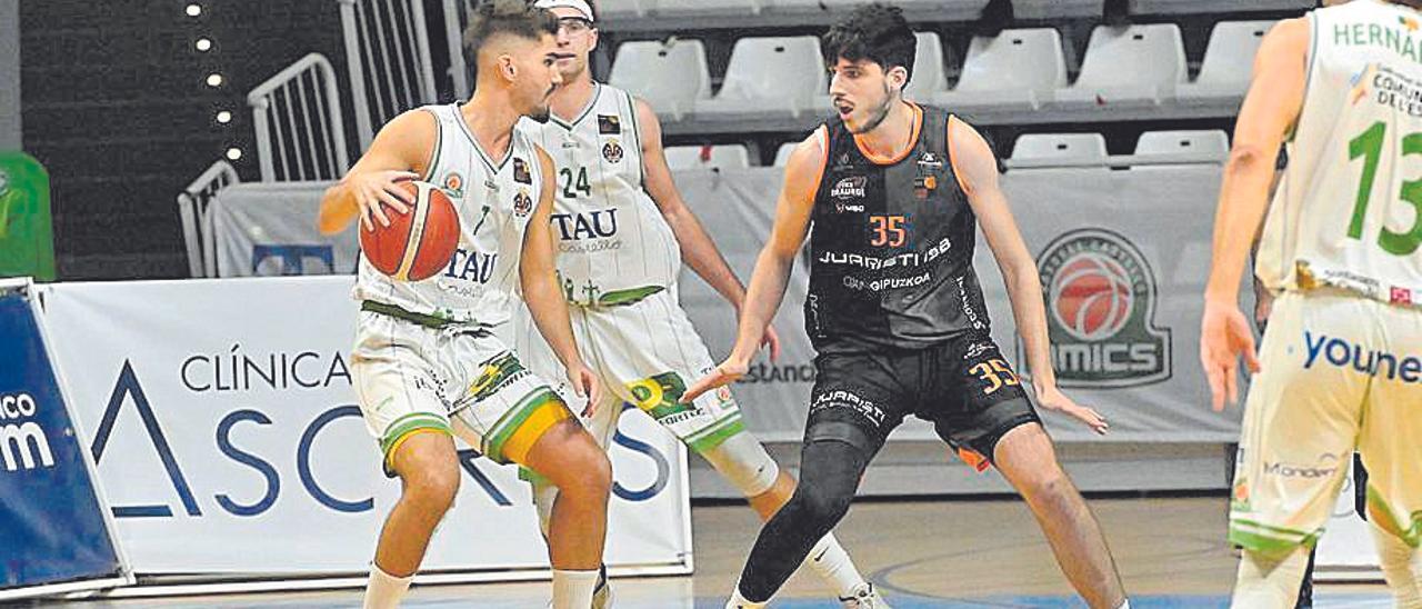 Óscar Alvarado controla el balón en un encuentro en el Ciutat de Castelló.