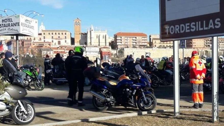 Price corre con su moto a toda velocidad sobre el agua en la décimo tercera etapa.