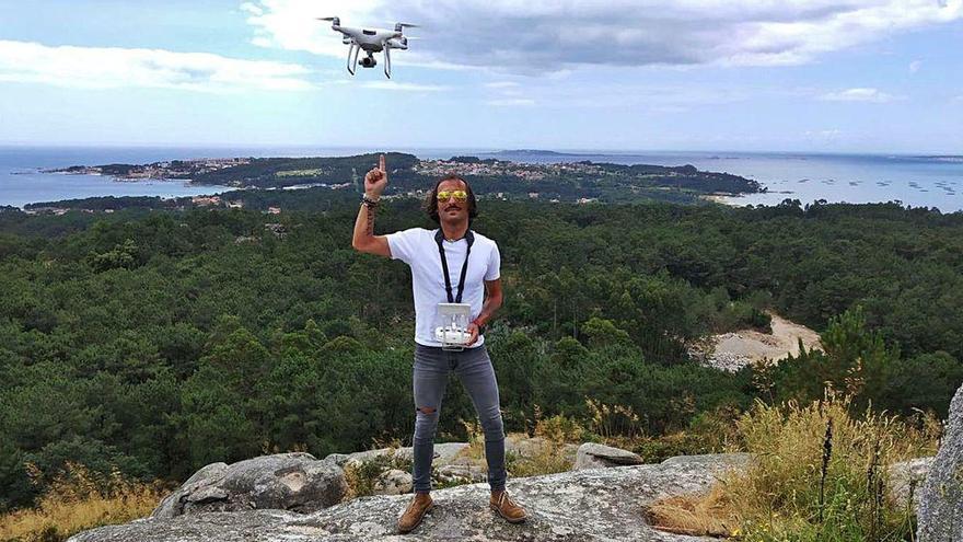 El grovense Andrés Mato Portela y su dron.