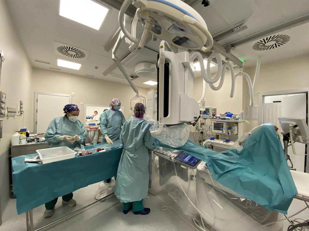 Imagen del equipo monoplano para el tratamiento mínimamente invasivo de patologías vasculares