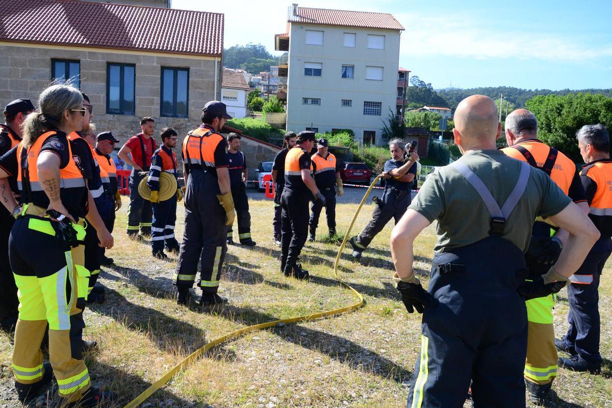 Voluntarios de Protección Civil de toda Galicia se forman contra el fuego en Domaio Voluntarios de Protección Civil de toda Galicia se forman contra el fuego en Domaio